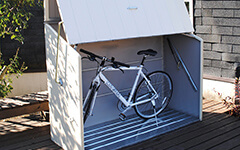おしゃれな自転車置き場。一際シンプルなステンレス製駐輪スタンド。